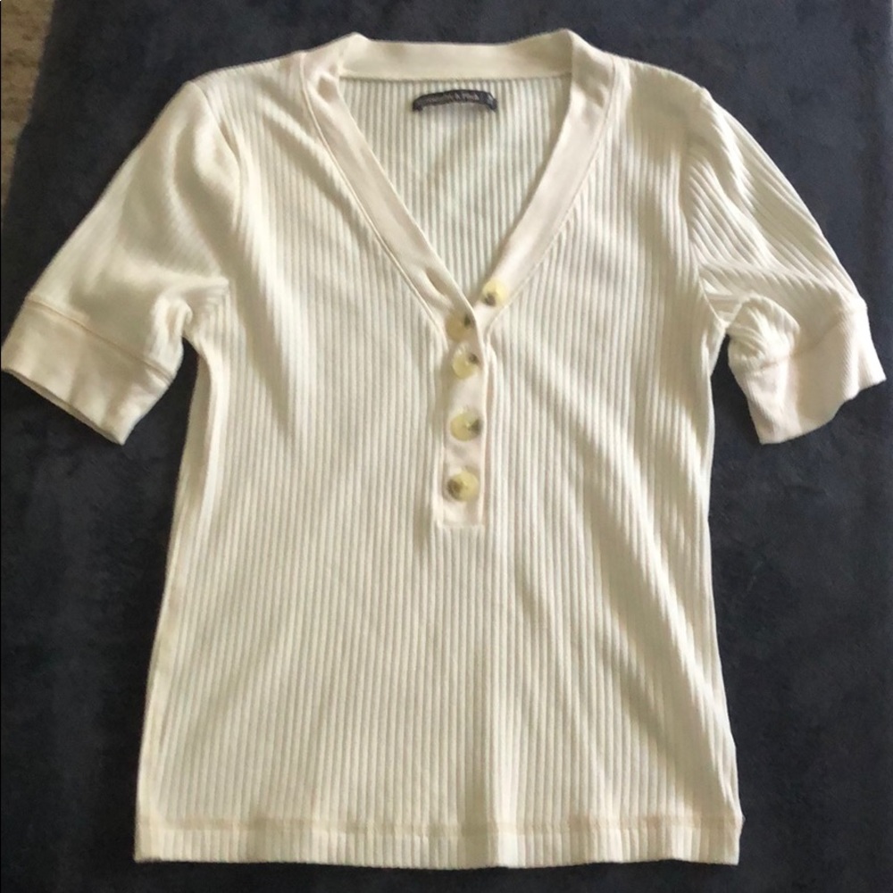 Gorgeous top with buttons